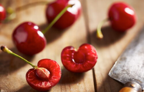 Can we eat cherry pits