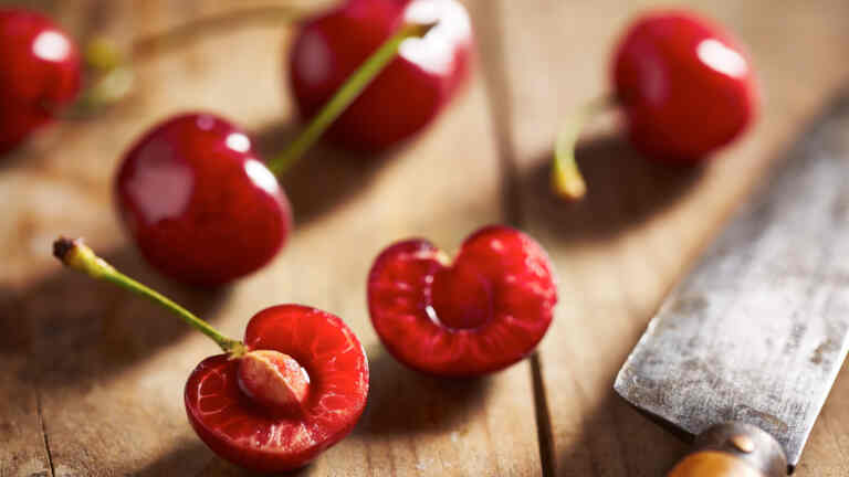 Can we eat cherry pits?
