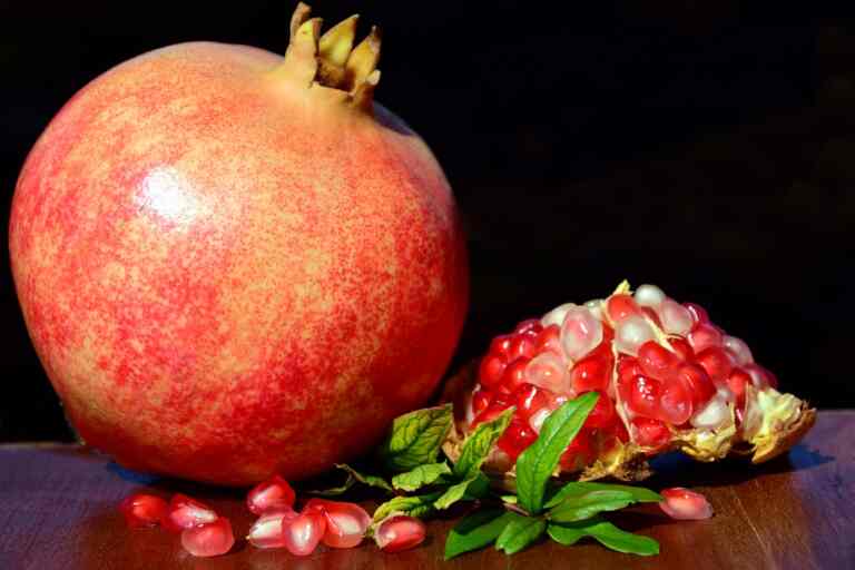 Can we eat pomegranate seeds?