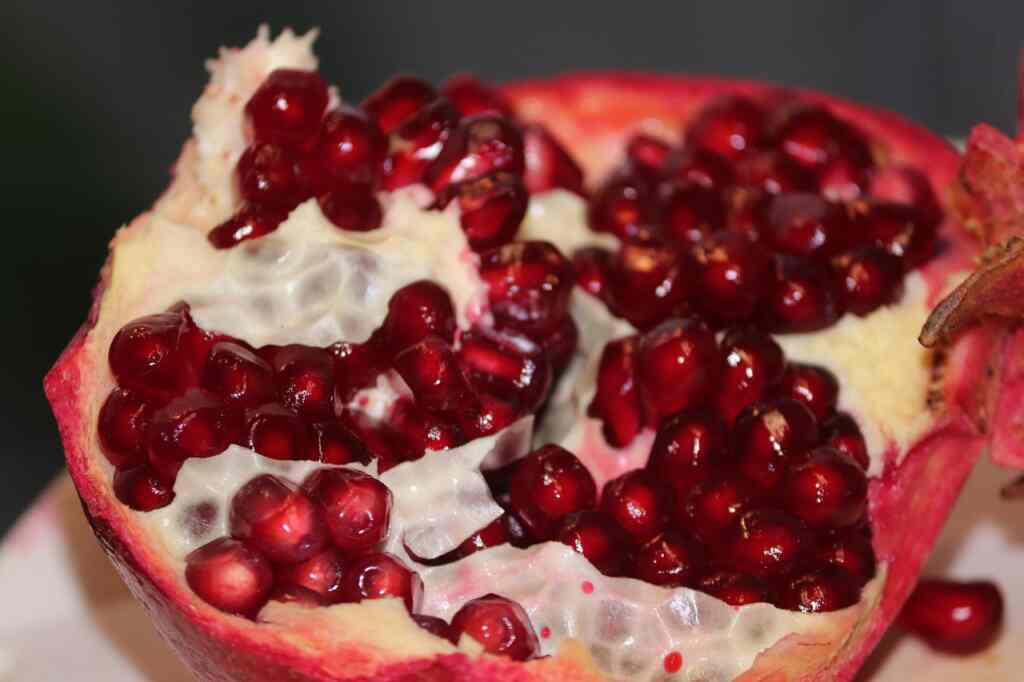 Can we eat pomegranate seeds?